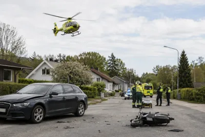 Mopedförare flögs till sjukhus efter krock