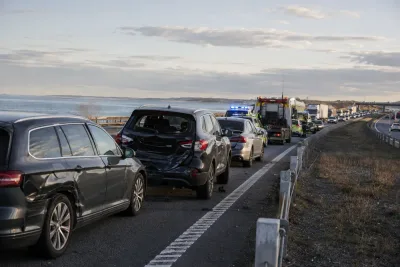 Nio fordon i seriekrock på E6 – två skadade
