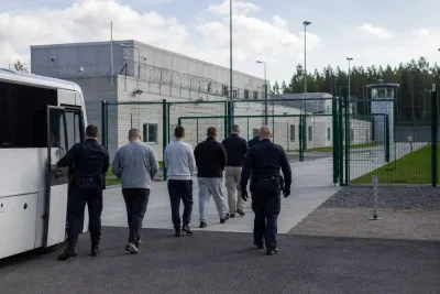 Första svenska fångarna flyttas till Tartu i augusti
