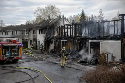 Tolv lägenheter förstörda efter omfattande brand i Arboga