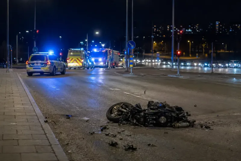 Mc-förare allvarligt skadad efter krasch i västra Stockholm