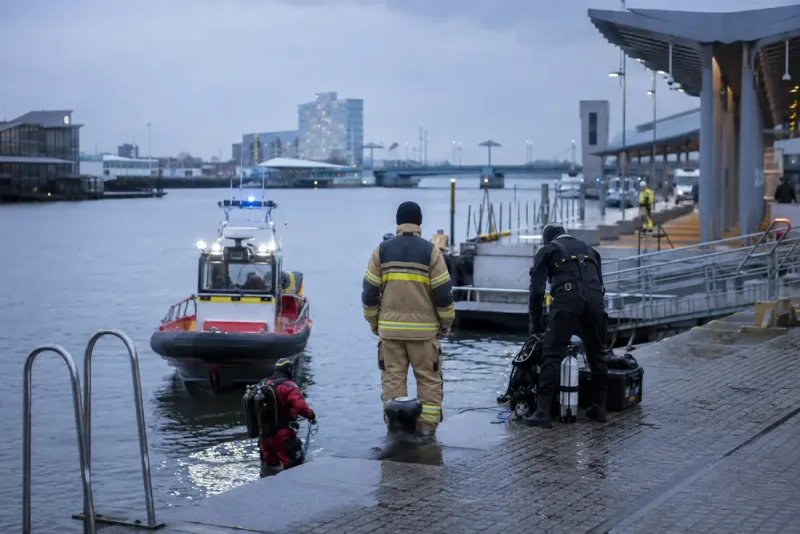 Dykare söker person efter larm vid Stenpiren
