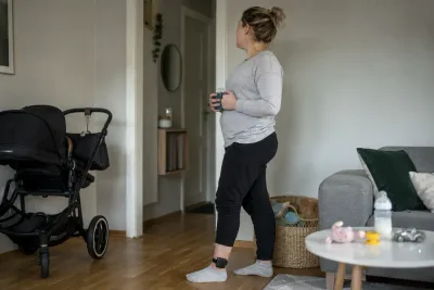 Jessica Malmros visar vardagen med fotboja efter fängelset