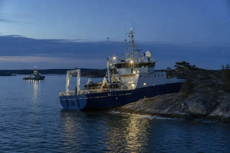 Forskningsfartyg grundstötte utanför Möja under natten