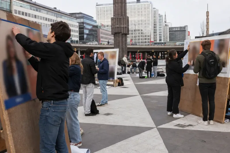 Ungdomsförbund tävlade om valaffischer på Sergels torg