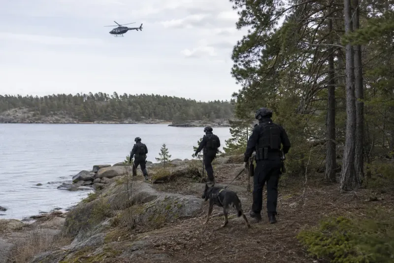 Beväpnad polis söker person på Ljusterö