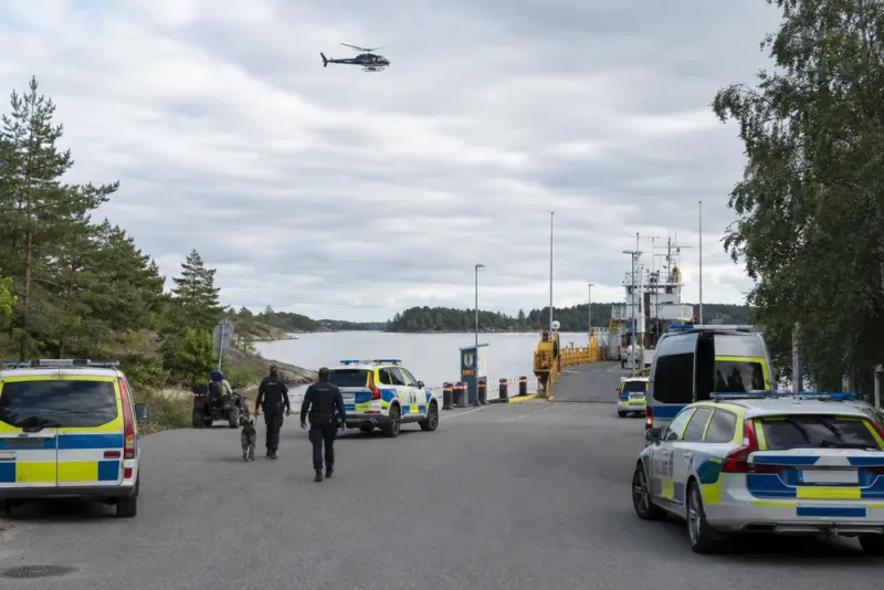 Polisinsats med hundpatruller och helikopter på Ljusterö