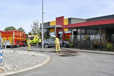 Bil körde in i uteservering i Skellefteå
