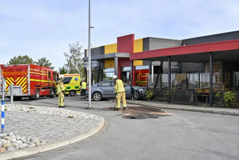 Bil körde in i uteservering i Skellefteå