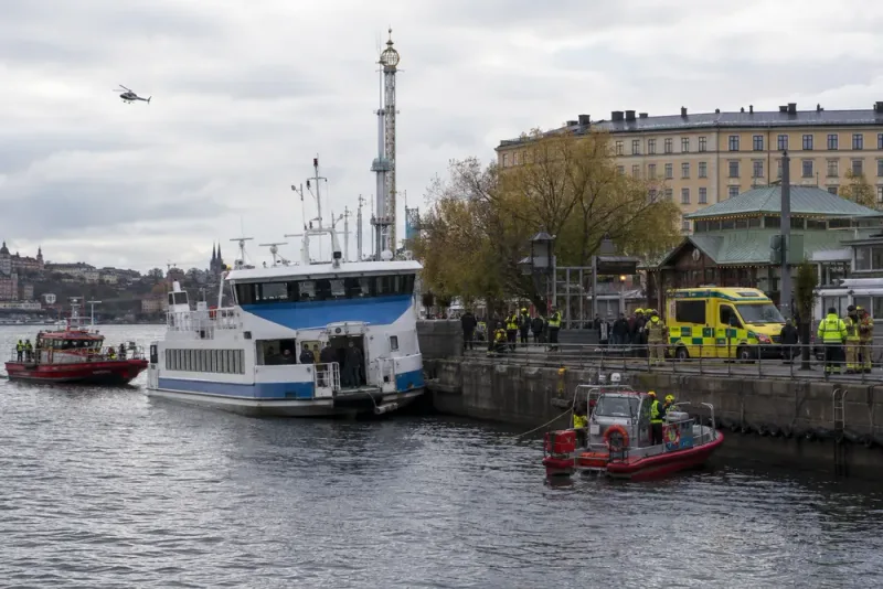 Tre skadade när Djurgårdsfärja körde in i kaj