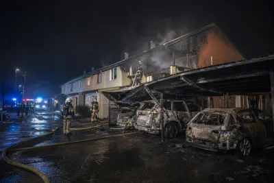 Misstänkt anlagd brand förstörde bilar och radhuslägenhet