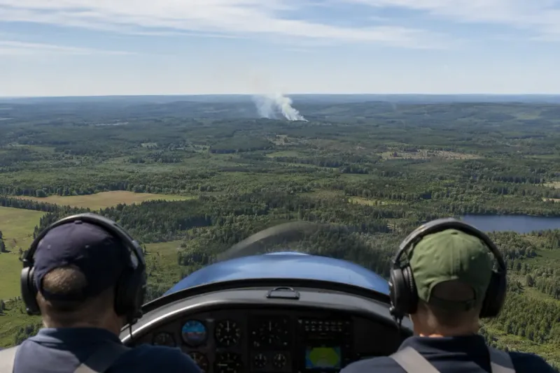 Frivilliga flygare bevakar skogsbränder från luften