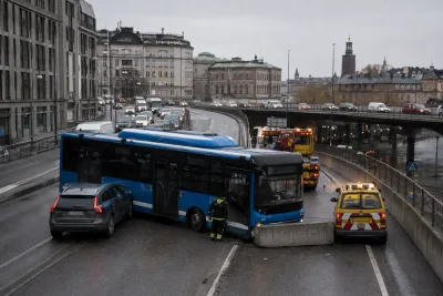Bussolycka stoppar trafiken vid Centralbron
