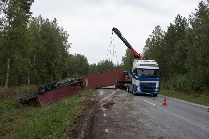 Lastbilssläp välte – väg 272 stängdes