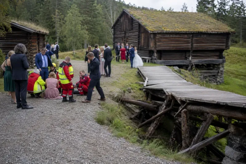 Sju skadade när bro rasade under bröllop