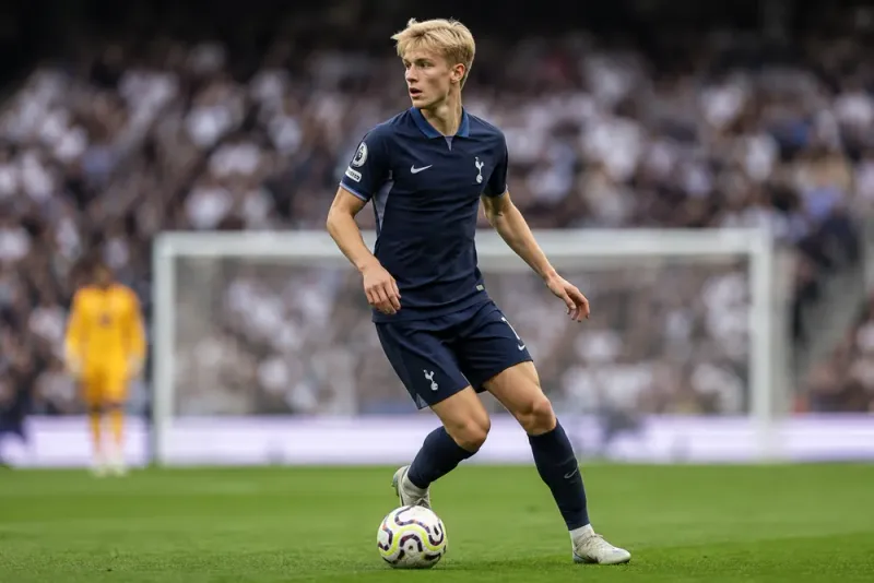 Lucas Bergvall blir kvar i Tottenham