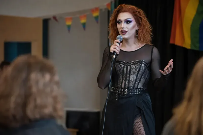 Charlie Jansson lyfter drag under jubileumspride