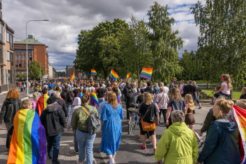 Omkring 1 500 deltog i Luleås prideparad