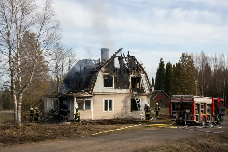 Villa totalförstörd efter brand norr om Boden