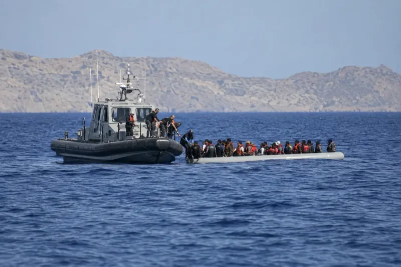 Över 160 migranter räddade nära Kreta