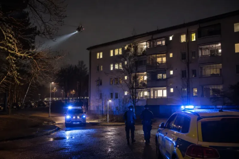 Rånare hotade boende med pistolliknande föremål i Ulvsunda