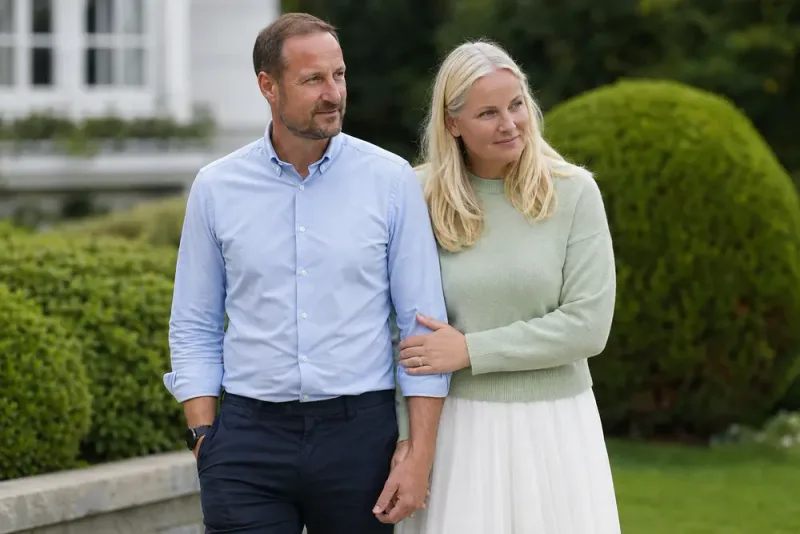 Haakon och Mette-Marit skjuter upp silverbröllopsfirandet