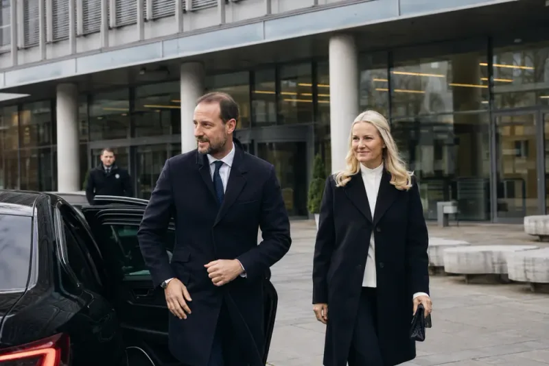 Kung Harald vårdas fortsatt – kronprinsparet på sjukhusbesök
