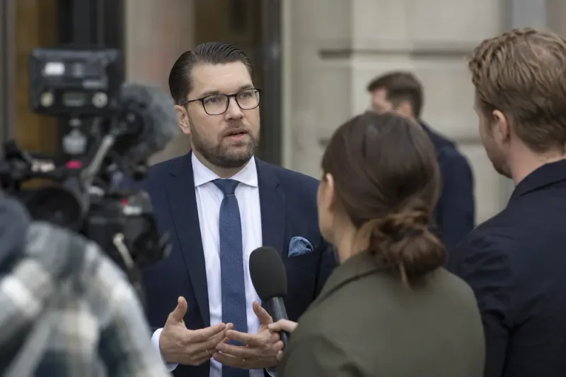 Jimmie Åkesson står fast vid deadline för Liberalerna