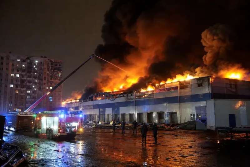 Drönarattacker dödar två och sätter jättelager i brand