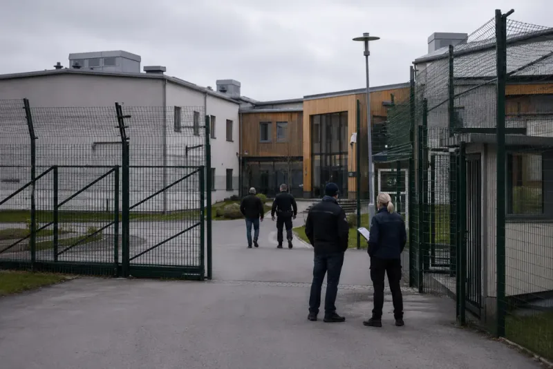 Cirka 15 avskedas efter misstänkta gängkopplingar