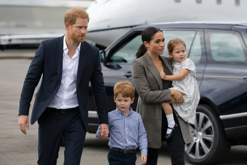 Harry och Meghan åter i Storbritannien med barnen