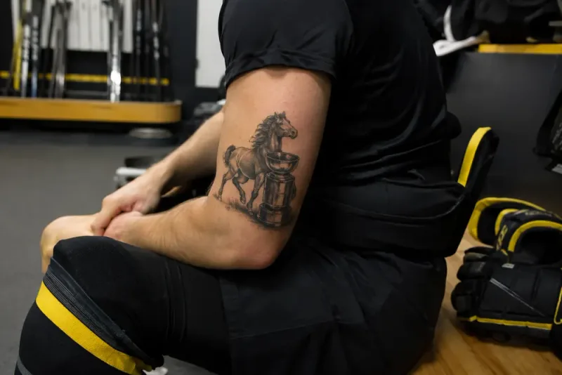 Jonathan Pudas tatuerade hånet efter vadet