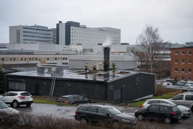Räddningstjänsten bröt upp tak efter rökutveckling
