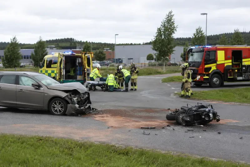 Motorcyklist förd till ambulans efter frontalkrock