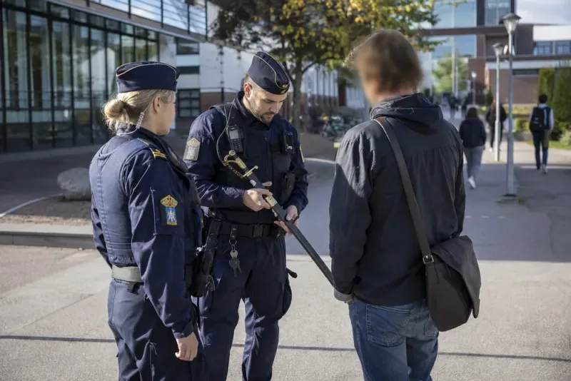 Man med svärd stoppades på Porsön