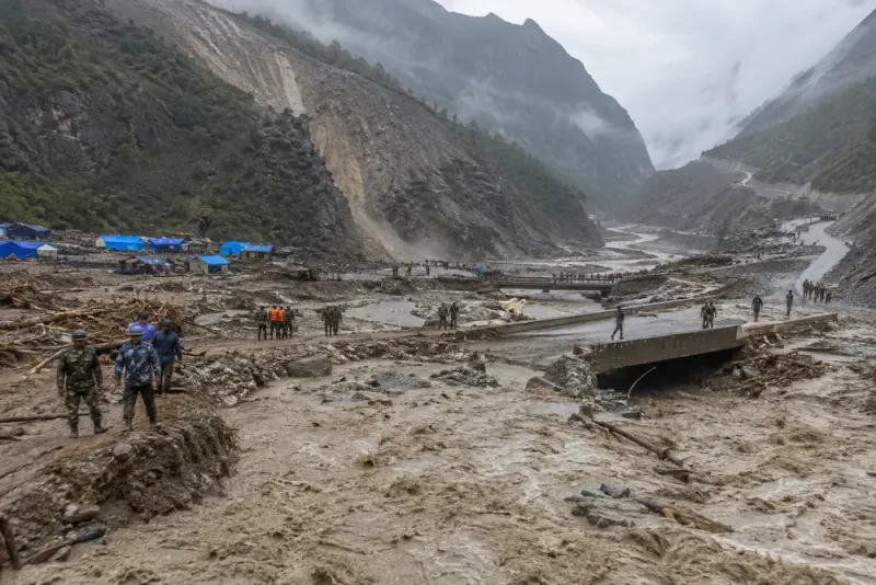 Över 350 döda efter katastrofen i Nepal och Tibet