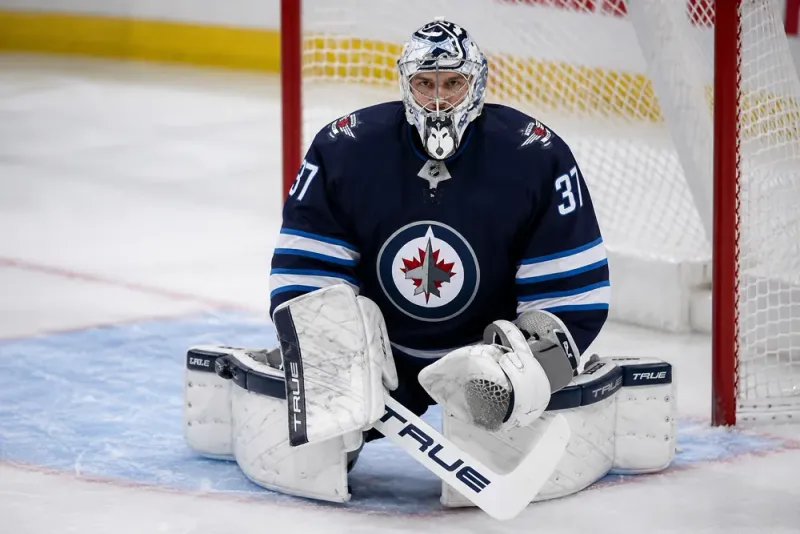 Connor Hellebuyck står fast vid trejdkravet