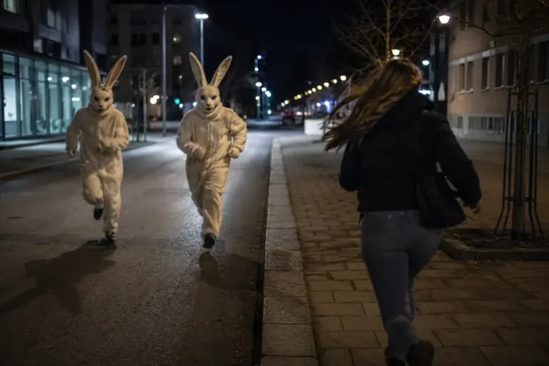 Kvinna uppger att kaninutklädda personer jagade henne
