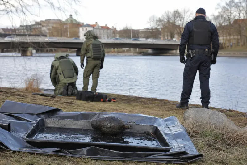 Äldre granat hittad i Helge å vid Långebro
