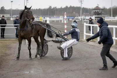 Fredrik Plassen avbröt efter hästspark