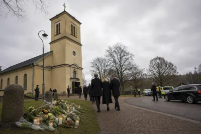Kungaparet deltar i minnesgudstjänst efter skolattacken