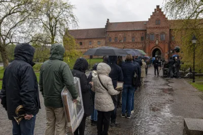 Antikrundan lockade lång kö trots regnet i Lund