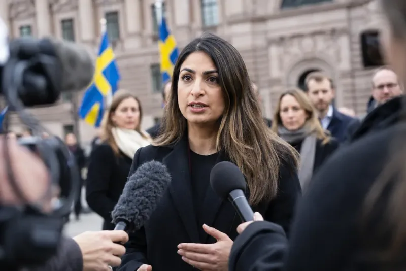 Dadgostar uppmanar S-väljare att rösta på V