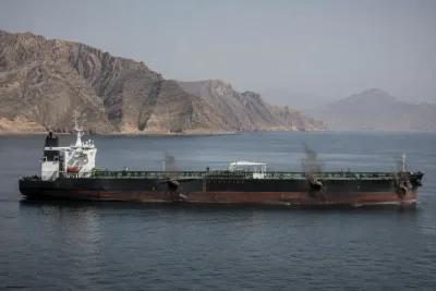 Oljetanker träffad tre gånger i Hormuzsundet