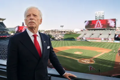 Stan Kroenke får sin första MLB-klubb