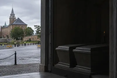 Kung Haralds sarkofag omgiven av fortsatt sekretess