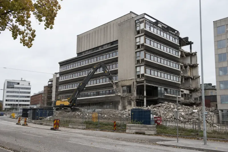 Rivningen av S Eriks ögonsjukhus inleds