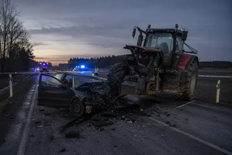 Två män avled efter frontalkrock med traktor