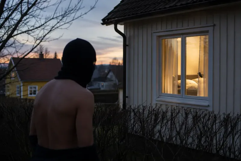 Maskerad man misstänks för sexualbrott i Arbrå