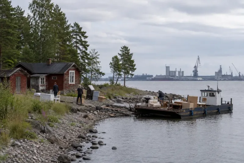 Nästan alla stugägare lämnar Sandön efter hamnbeslut